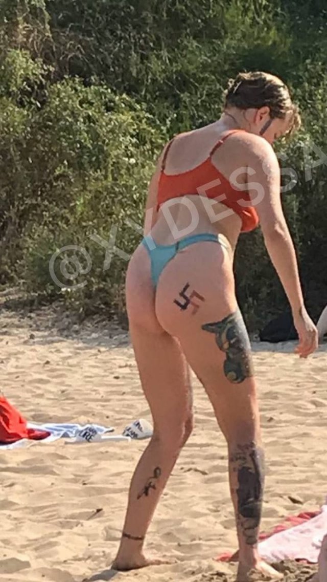 На пляже в Одессе заметили девушку со свастикой на &quot;пятой точке&quot; и лицом Гитлера на ладони