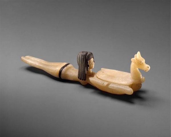 Контейнер в виде плывущей женщины. Крышечка с головой антилопы открывалась, внутри была емкость для косметики. Египет, 1390–1352 гг. до н. э.