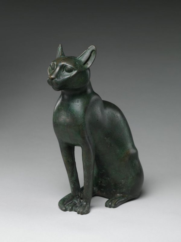 Когда кошка уходила из жизни, древние египтяне в знак траура сбривали себе брови. Они верили, что если поместить в такую статуэтку мумию питомца, он последует за ними в загробный мир. Бронза, III в. до н. э.