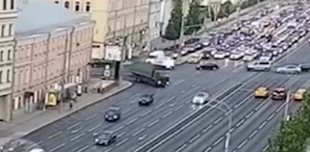 В центре Москвы на Садовом кольце опрокинулся груженый КАМАЗ Минобороны