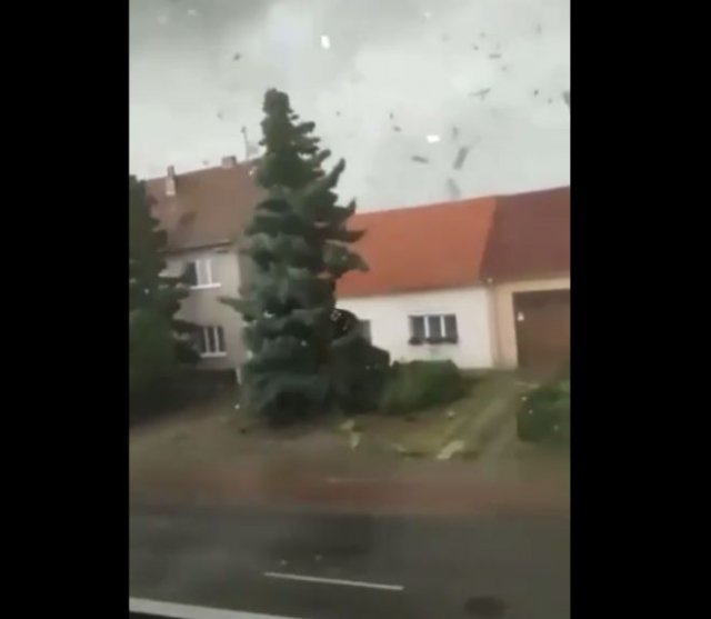 Очевидец снял на видео огромный и мощный торнадо в Бельгии