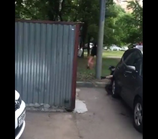 Полицейский из Москвы врезался головой в столб с эпичным звуком, догоняя предполагаемого нарушителя