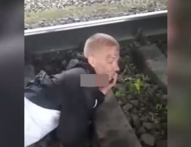 Житель Кузбасса лег спать в железнодорожную колею и не заметил, как над ним проехал поезд