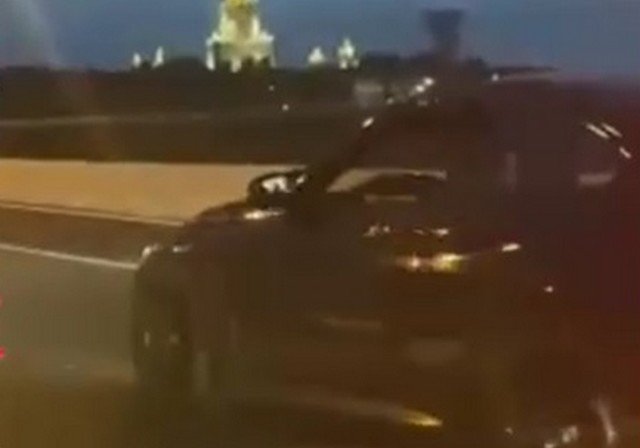 Самокатчик в Москве решил посоревноваться с легковыми автомобилями
