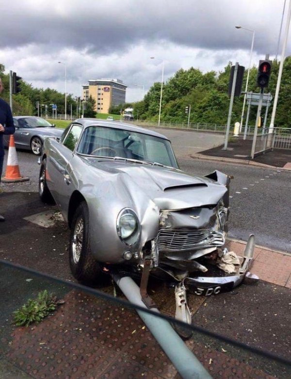 Кто-то врезался в автомобиль Aston Martin стоимостью £1,5 миллиона (130 миллионов рублей)