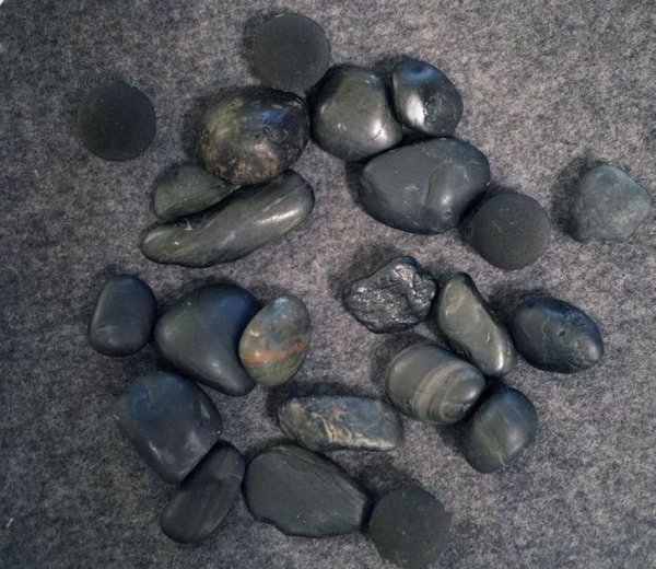 Камни и картофель, раскрашенный под камни