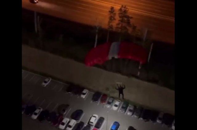 В Екатеринбурге парашютист прыгнул с крыши многоэтажки и врезался в машину