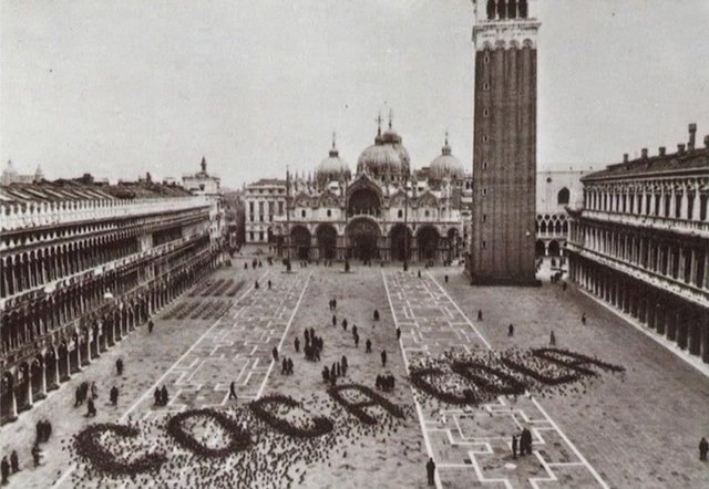 Реклама Coca Cola из голубей на главной площади Венеции. Компания сделал ее, рассыпав хлебные крошки в форме названия напитка. Маркетинг уровня 1960 года.