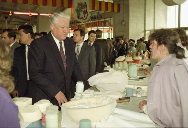 Борис Ельцин ведёт переговоры о качестве сметаны на Дорогомиловском рынке, 1993-й год.