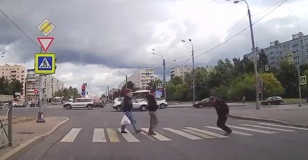 Как нужно переходить дорогу на улице Дыбенко в Петербурге