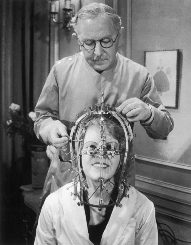 Макс Фактор снимает мерки с актрисы Марджори Рейнольдс с помощью изобретенного им «микрометра красоты», 1934 год.