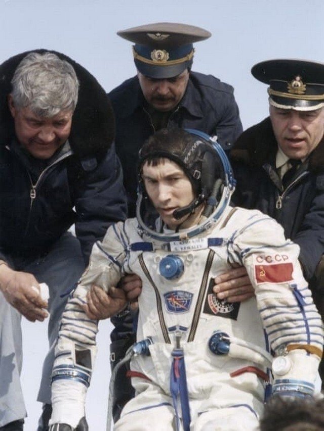Космонавт Сергей Крикалев выходит из капсулы &quot;Союз&quot; в городе Аркалык, Казахстан, вернувшись с космической станции &quot;Мир&quot; 25 марта 1992 года.