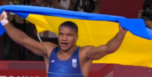 Украинский борец Жан Беленюк пустился в пляс, выиграв первую для Украины золотую медаль