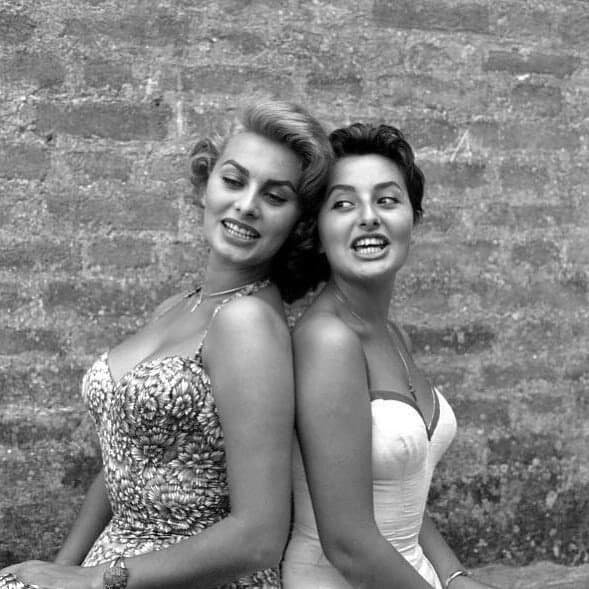Итальянская актриca и певица София Лopeн со своей сестрой Марией Шиколоне в Вeнеции. Италия, 1961 год