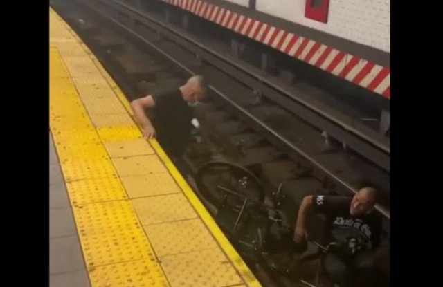 Неравнодушные американцы помогли инвалиду, который случайно упал на рельсы метро