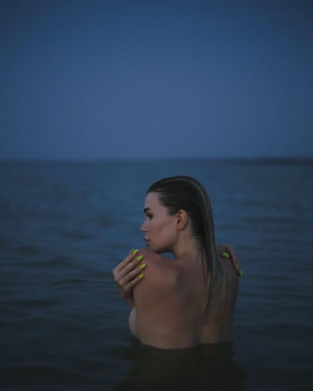 Полина Sorabi Смирнова голая в воде