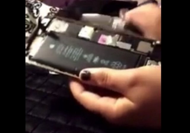 Девушка решила разрезать батарею телефона