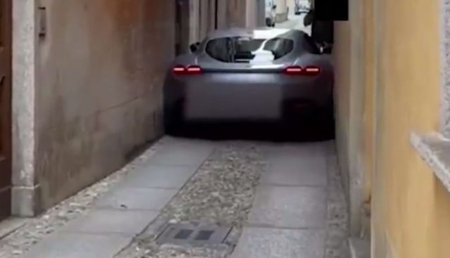 Водитель дорогой Ferrari застрял в переулке