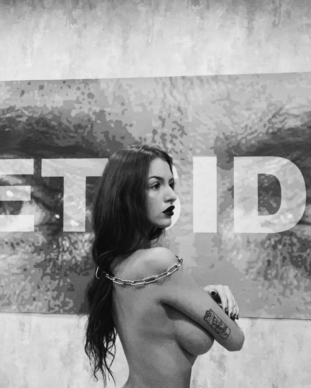 Участница Pussy Riot Рита Флорес (Маргарита Коновалова): горячая активистка прикрывает грудь