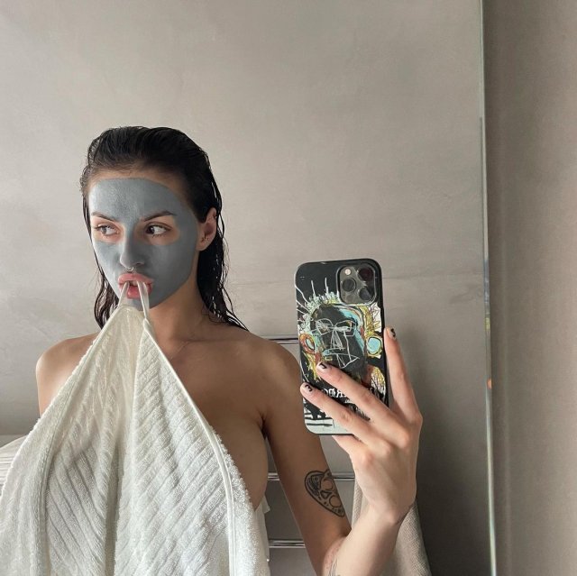 Участница Pussy Riot Рита Флорес (Маргарита Коновалова): горячая активистка в полотенце и маске