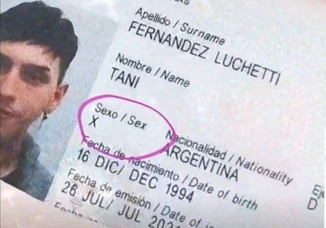 Сын президента Аргентины Эстанислао Фернандес показывает удостоверение, где нет пола