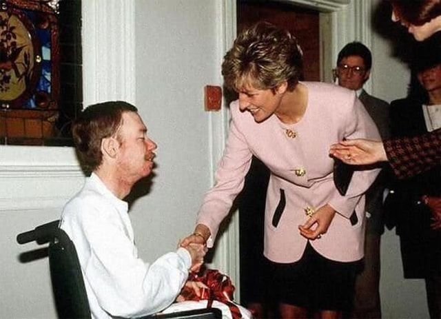 Принцесса Диана демонстративно (без перчаток) пожимает руку больному СПИДом парню, когда все этого боялись, 1991 год.