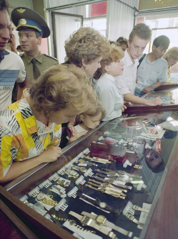 Москвичи смотрят на товары, выставленные в магазине «На Никольской» недалеко от Красной площади в Москве
