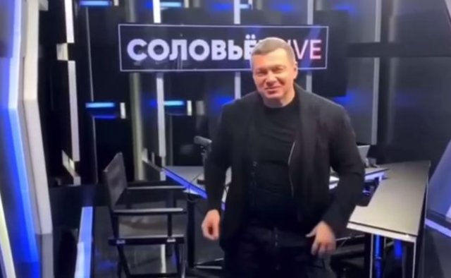 Владимир Соловьев устроил танцы в студии