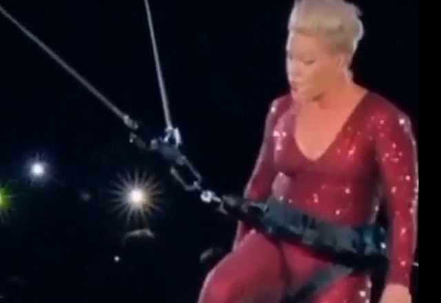 Певица Pink и невероятные акробатические трюки на ее концерте