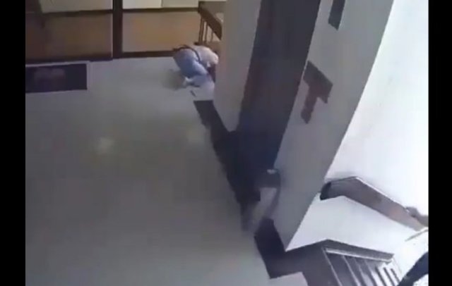 Девушка успела поймать ребенка за ногу, когда тот начал падать вниз