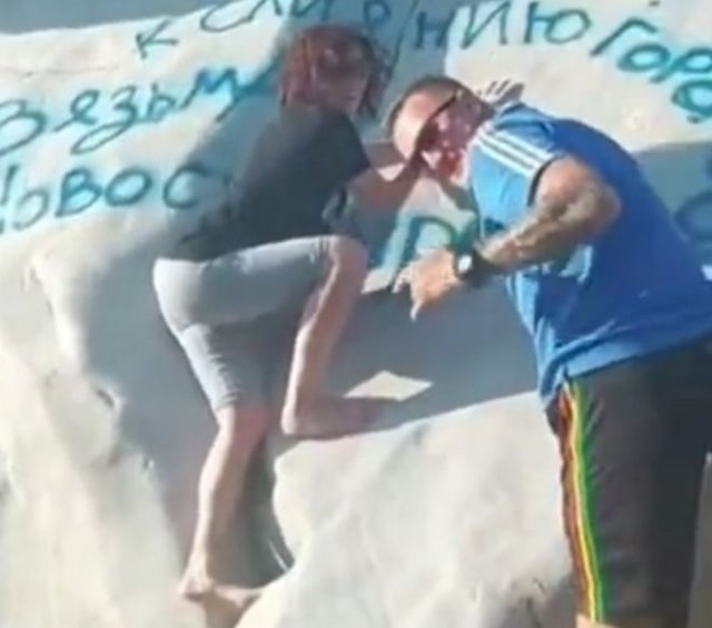 Житель Алтая проучил туристов из Новосибирска, которые рисовали баллончиками на скалах