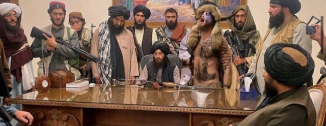 Лучшие фотожабы на боевиков из Афганистана, которые сидят за столом