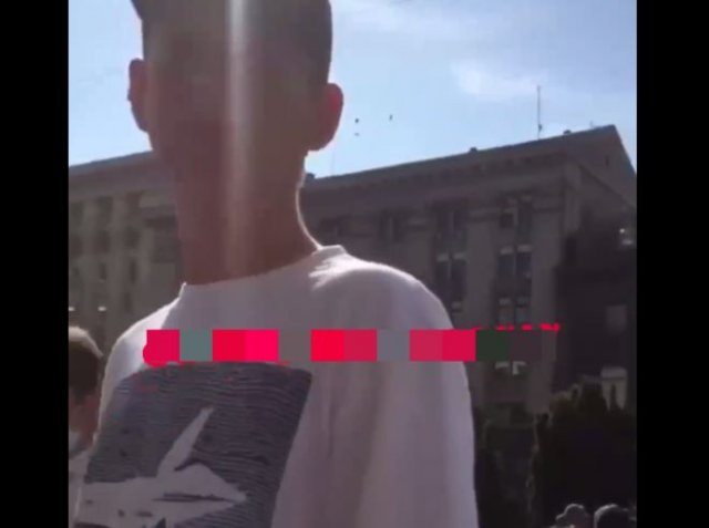 Парень назвал парад украинских военных &quot;гей-парадом&quot; и получил в нос