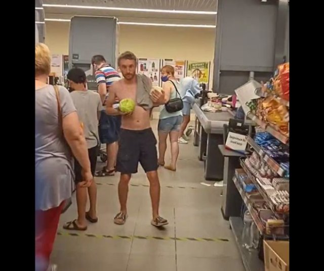 &quot;Футболист&quot; показывает свои таланты в супермаркете