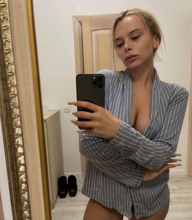 Стримерша Новаковская Михалина в рубашке
