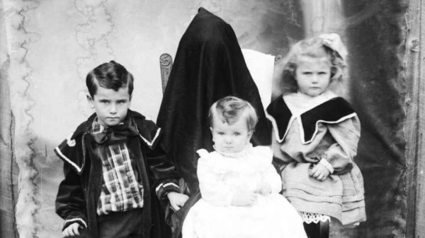 «Спрятанные матери» — слегка пугающий жанр семейной фотографии на рубеже 19 и 20 веков