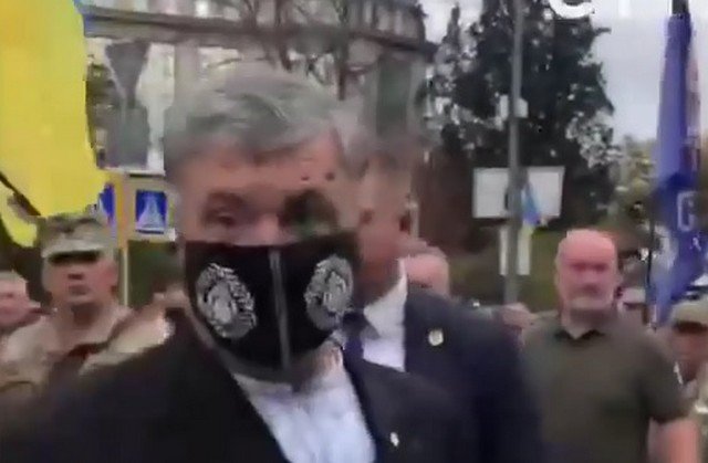 Петра Порошенко облили зелёнкой по дороге к кабмину в День независимости Украины - видео