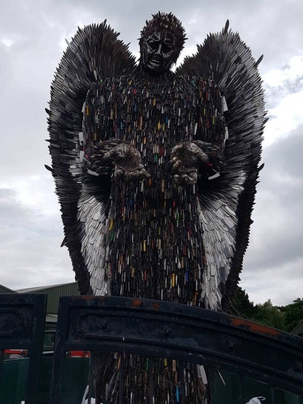 Статуя ангела в Ливерпуле из 100 тысяч ножей