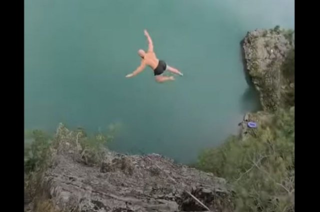 «Прыжок смерти»: норвежец установил рекорд, прыгнув пластом в воду с высоты более 30 метров