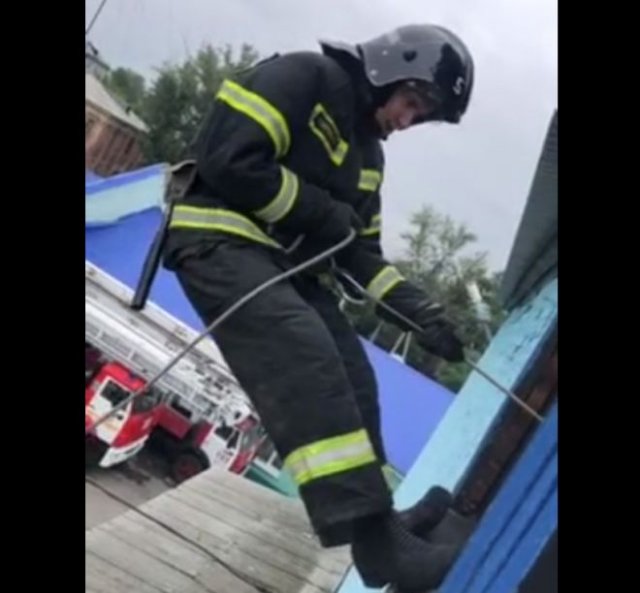 Коротко о том, зачем пожарным нужны каски