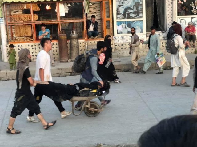 Теракты в Кабуле: взрыв у отеля, второй в аэропорту, десятки раненых и погибшие