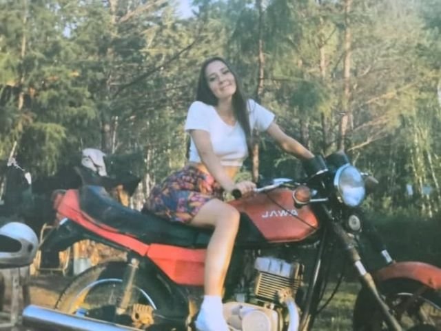Девушка позирует на мотоцикле JAWA, 1990-е годы.