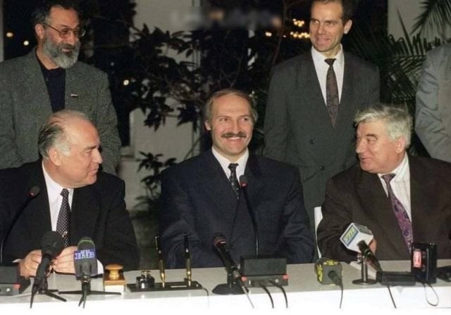 В. Черномырдин, А. Лукашенко, С. Шарецкий во время белорусско-российских переговоров