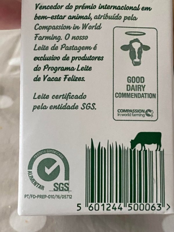 Штрихкод на коробке с молоком выполнен в виде травы, которую жуёт корова