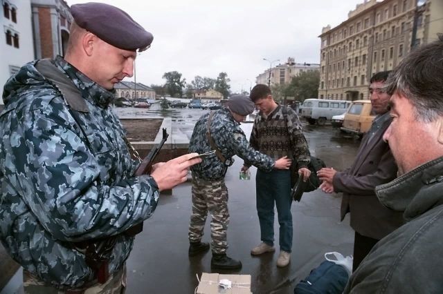 Сотрудники спецназа проверяют документы и обыскивают кавказцев возле Казанского вокзала. Москва, 13 сентября 1999 год.