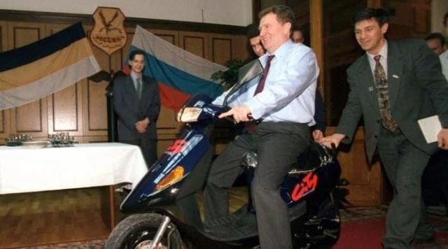 Владимир Жириновский въезжает в свой кабинет в Госдуме. Москва, 1996 год.