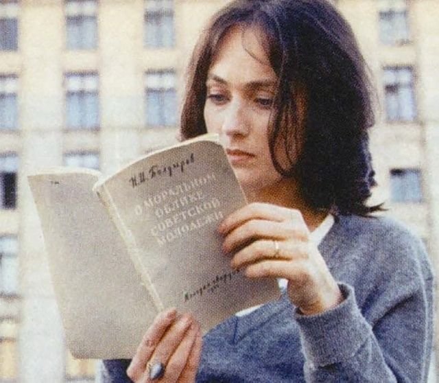 Лариса Гузеева интересуется книгой &quot;О моральном облике советской молодежи&quot;, 1996 год