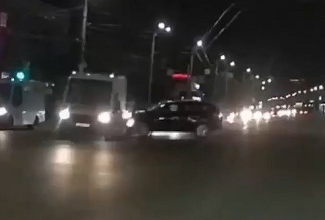 В Омске очевидцы аварии толпой перевернули микроавтобус и помогли выбраться пассажирам