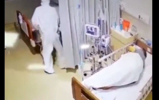 В Малайзии пациентка госпиталя приняла медика в костюме за призрака и сильно испугалась