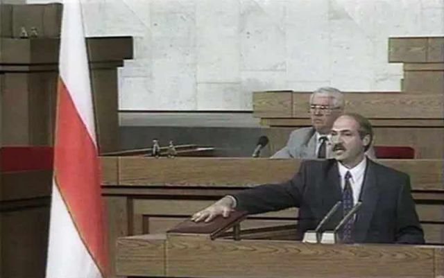 Принятие первой президентской присяги под бело-красно-белым флагом, Беларусь, 20 июля 1994 года.
